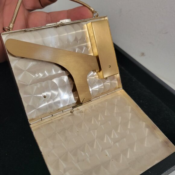 Vintage 50's Ladies Gold Tone Compact and cigarette purse - Picture 7 of 8
